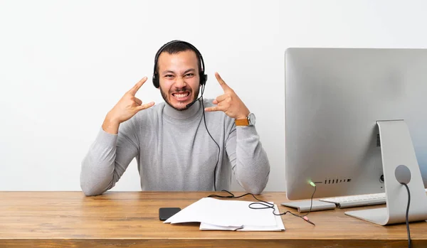 Telemarketer Kolombiyalı Adam Rock Jest Yapma — Stok fotoğraf