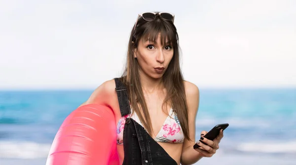 Jonge Vrouw Bikini Verrast Stuurt Een Boodschap Naar Het Strand — Stockfoto