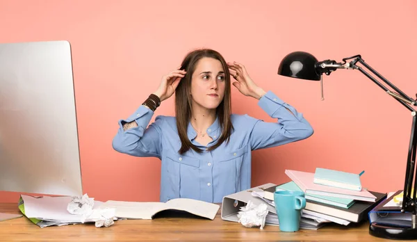 Joven Estudiante Chica Teniendo Dudas Pensando — Foto de Stock