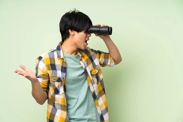 Aziatische Man Geïsoleerde Groene Muur Met Zwarte Verrekijker — Stockfoto