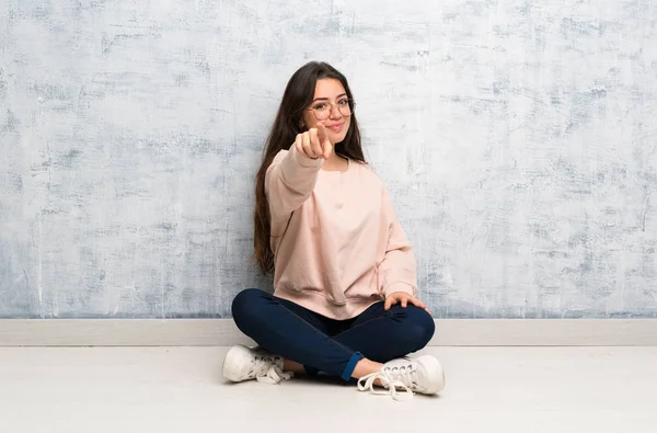 Bir tablo da okuyan genç öğrenci kız kendine güvenen bir ifade ile size parmak