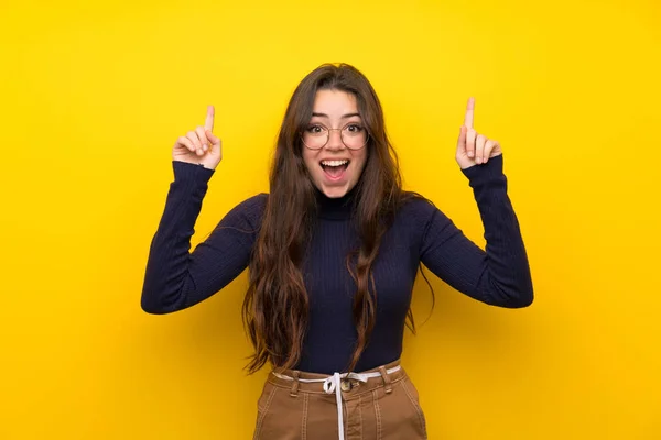 Tiener Meisje Geïsoleerde Gele Muur Wijzend Een Geweldig Idee — Stockfoto