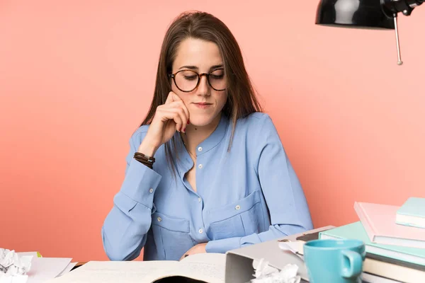 Joven Estudiante Chica Sobre Rosa Backgrounnd — Foto de Stock