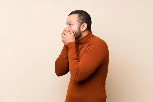 Hombre Colombiano Con Suéter Cuello Alto Cubriendo Boca Mirando Hacia —  Fotos de Stock