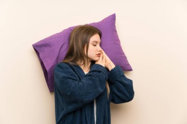 Izole arka plan üzerinde pijama genç kız