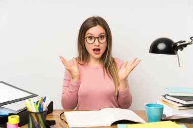 Genç öğrenci kız şok yüz ifadesi ile odasında