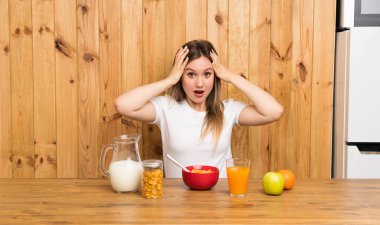 Sürpriz yüz ifadesi ile kahvaltı genç sarışın kadın