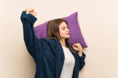 Izole arka plan ve esneme üzerinde pijama genç kız