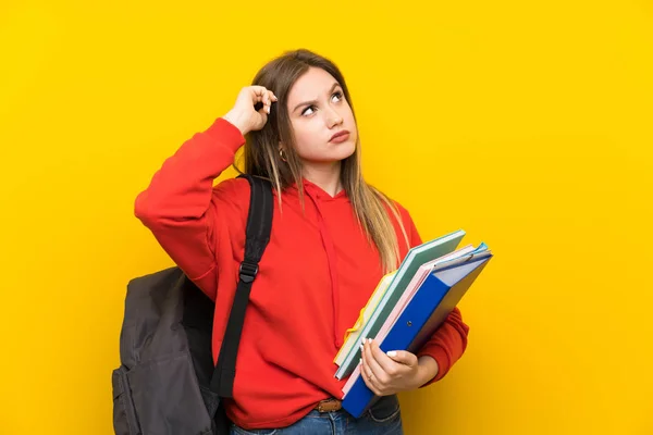 Adolescente Estudante Menina Sobre Fundo Amarelo Com Dúvidas Com Expressão — Fotografia de Stock