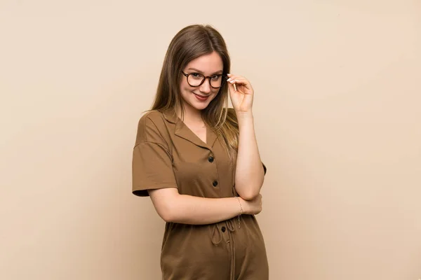 Teenagerka Izolovaném Pozadí Brýlemi Usmívajícími — Stock fotografie