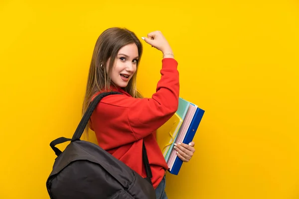 Teenager Studentin Mädchen Über Gelbem Hintergrund Macht Starke Geste — Stockfoto