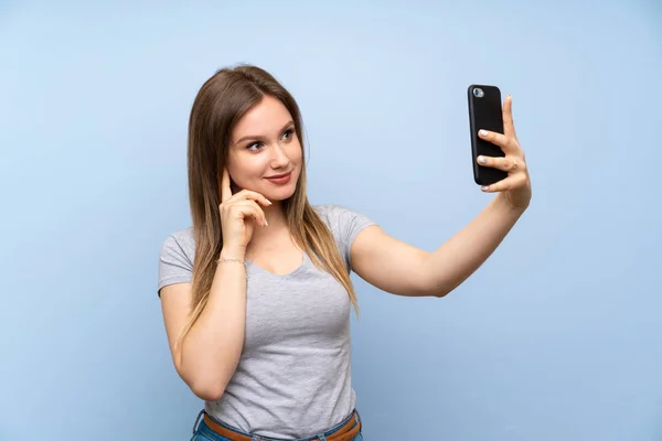 Ragazza Adolescente Oltre Isolato Muro Blu Fare Selfie — Foto Stock