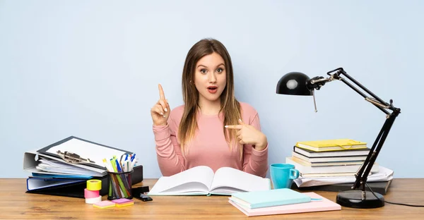 Teenager Student Mädchen Sie Zimmer Mit Überraschung Gesichtsausdruck — Stockfoto