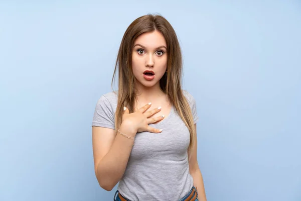 Tinédzser Lány Több Mint Elszigetelt Kék Fal Meglepett Megdöbbentette Miközben — Stock Fotó