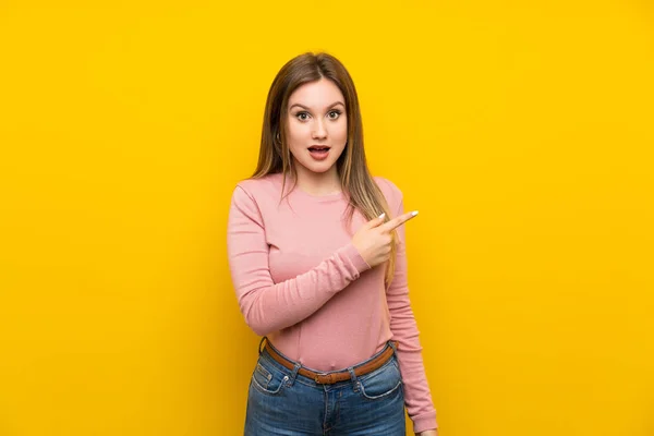 Dívka Puberty Přes Izolovaný Žlutý Podklad Ukazující Prst Stranu — Stock fotografie