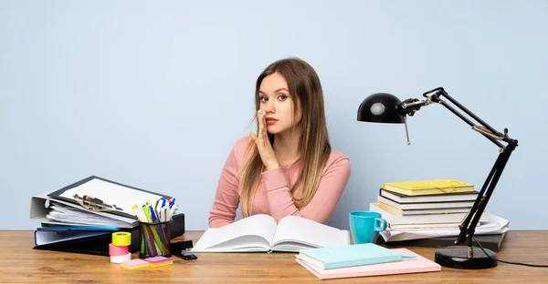 Ragazza Adolescente Studente Nella Sua Stanza Sussurrando Qualcosa — Foto Stock