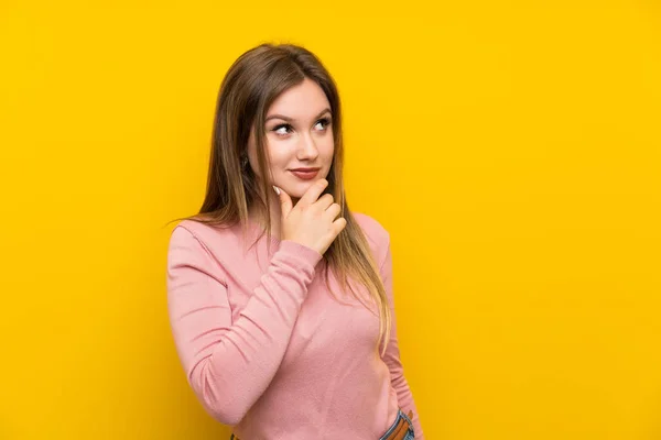 Ragazza Adolescente Isolato Sfondo Giallo Pensando Idea — Foto Stock