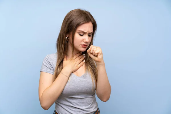 Ragazza Adolescente Oltre Isolato Muro Blu Sta Soffrendo Tosse Sentirsi — Foto Stock