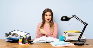 Odasında genç öğrenci kız yan parmak işaret