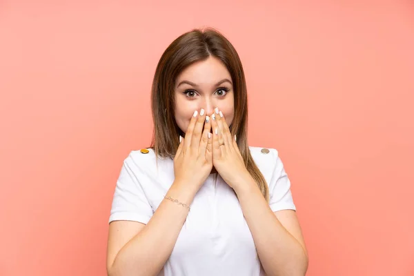 驚きの表情で孤立したピンクの壁の上にティーンエイジャーの女の子 — ストック写真