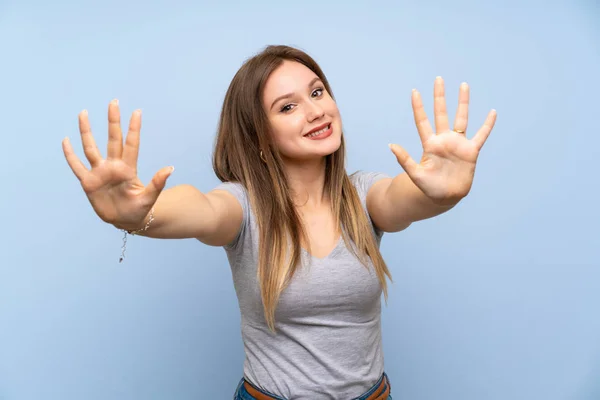 Adolescente Chica Sobre Aislado Azul Pared Contando Diez Con Los —  Fotos de Stock