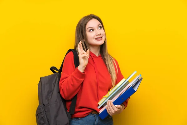 Parmakları Geçiş Ile Sarı Arka Plan Üzerinde Genç Öğrenci Kız — Stok fotoğraf