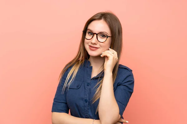 Adolescente Chica Sobre Aislado Rosa Fondo Con Gafas Feliz — Foto de Stock