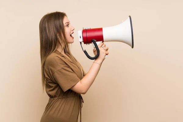 Tiener Meisje Geïsoleerde Achtergrond Schreeuwen Door Een Megafone — Stockfoto