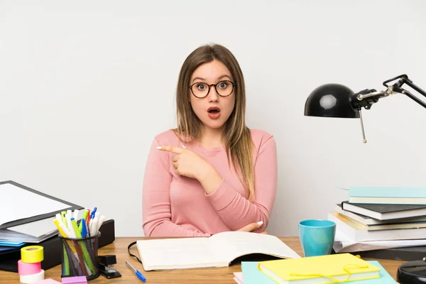 Adolescente Estudiante Chica Habitación Sorprendido Apuntando Lado — Foto de Stock