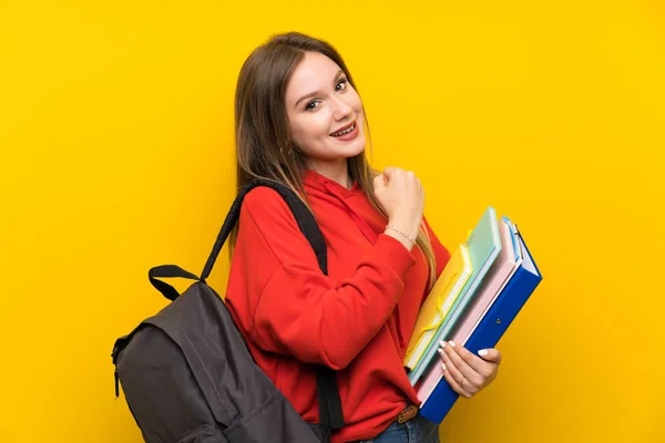 Teenager Studentin Auf Gelbem Hintergrund Feiert Einen Sieg — Stockfoto