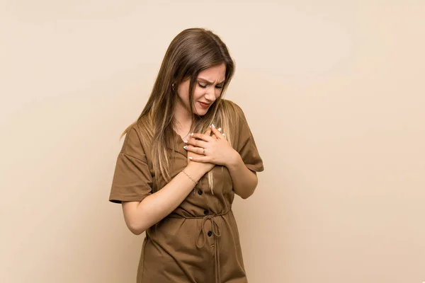 Teenagerka Izolovaném Pozadí Bolestí Srdci — Stock fotografie