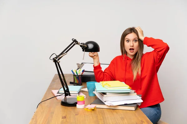 Adolescente Estudiante Chica Habitación Sorprendido Señalando Dedo Lado — Foto de Stock