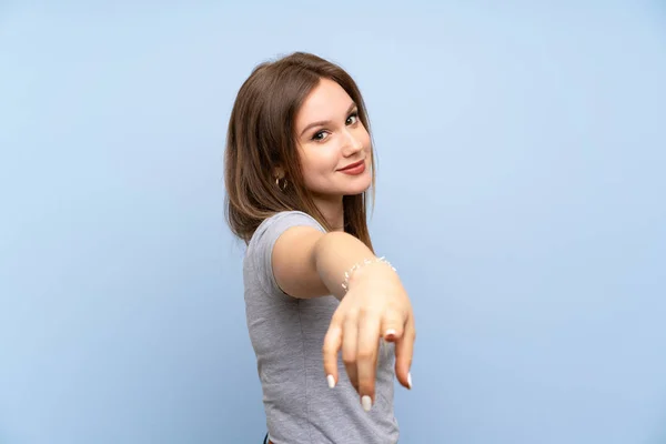 Teenager Mädchen Über Isolierter Blauer Wand Zeigt Mit Selbstbewusstem Gesichtsausdruck — Stockfoto