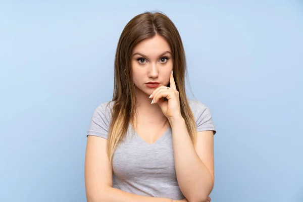 Adolescente Menina Sobre Isolado Parede Azul Olhando Frente — Fotografia de Stock