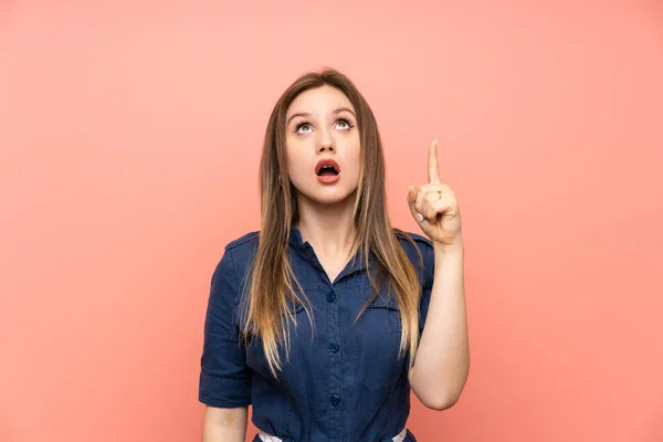 Adolescente Chica Sobre Aislado Rosa Fondo Apuntando Hacia Arriba Sorprendido —  Fotos de Stock