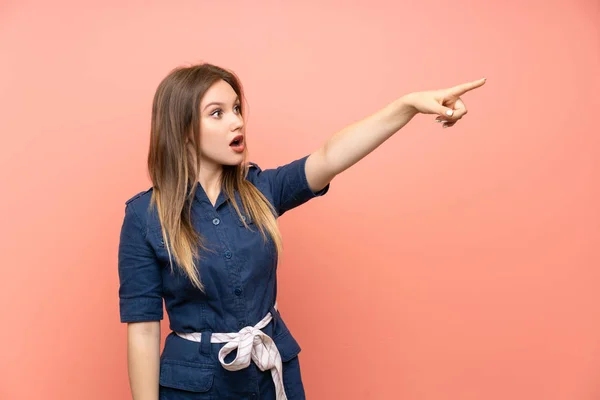 Ragazza Adolescente Isolato Sfondo Rosa Che Punta Lontano — Foto Stock