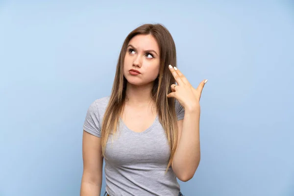 Tiener Meisje Geïsoleerde Blauwe Muur Met Problemen Met Het Maken — Stockfoto