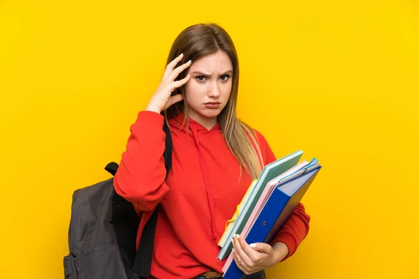 青少年学生女孩在黄色背景不快乐和沮丧的东西 负面面部表情 — 图库照片