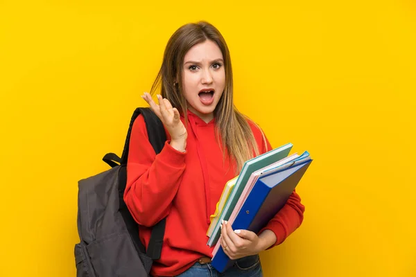 Tonåring Student Flicka Över Gul Bakgrund Olycklig Och Frustrerad Med — Stockfoto