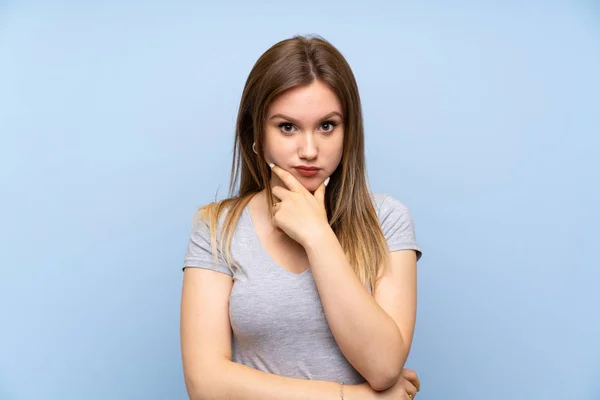 Tinédzser Lány Több Mint Elszigetelt Kék Fal Gondolkodás — Stock Fotó