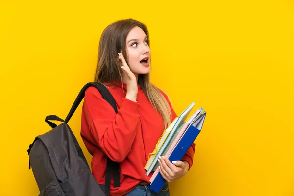 Tiener Student Meisje Gele Achtergrond Schreeuwen Met Mond Wijd Open — Stockfoto