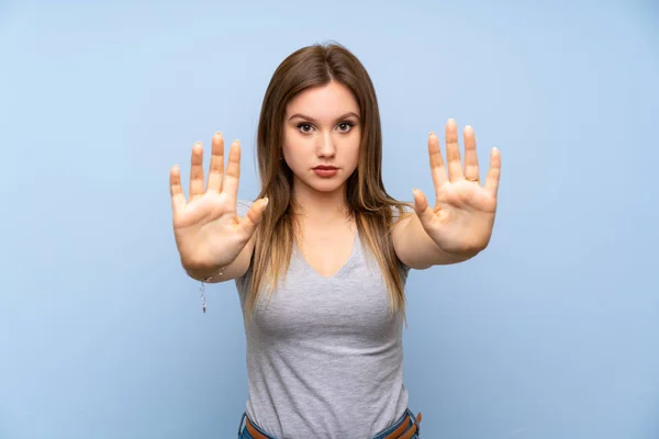 Adolescente Chica Sobre Aislado Azul Pared Haciendo Stop Gesto Decepcionado — Foto de Stock