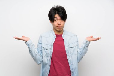 Asyalı adam el kaldırırken şüpheleri olan izole beyaz arka plan üzerinde