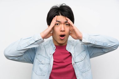 Sürpriz ifade ile izole beyaz arka plan asyalı adam