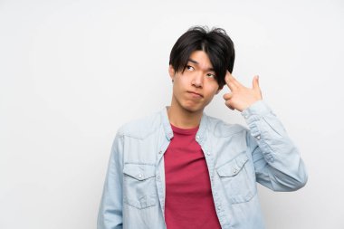 İntihar jesti yapma sorunları ile izole beyaz arka plan asyalı adam