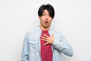 Izole beyaz arka plan asyalı adam şaşırttı ve doğru bakarken şok