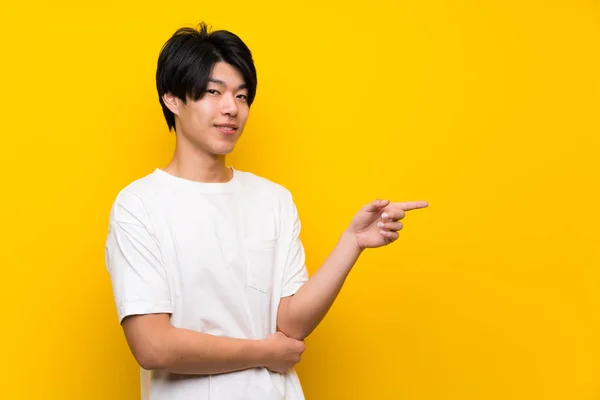 Asiatischer Mann Über Isolierte Gelbe Wand Zeigt Mit Dem Finger — Stockfoto