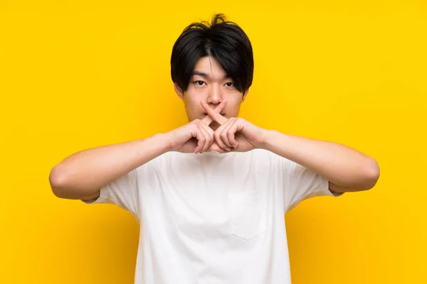 Asiático Hombre Sobre Aislado Amarillo Pared Mostrando Signo Silencio Gesto — Foto de Stock