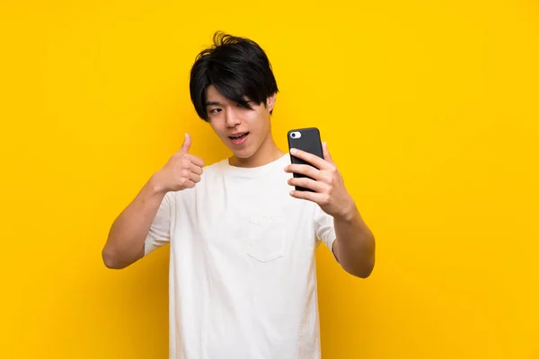 Asiático Hombre Sobre Aislado Amarillo Pared Haciendo Selfie — Foto de Stock
