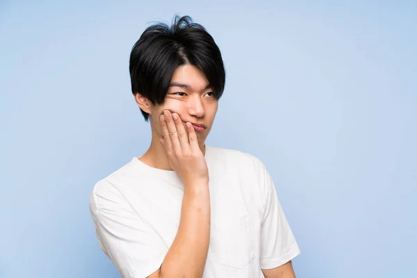 Asiatisk Man Isolerad Blå Bakgrund Olycklig Och Frustrerad — Stockfoto